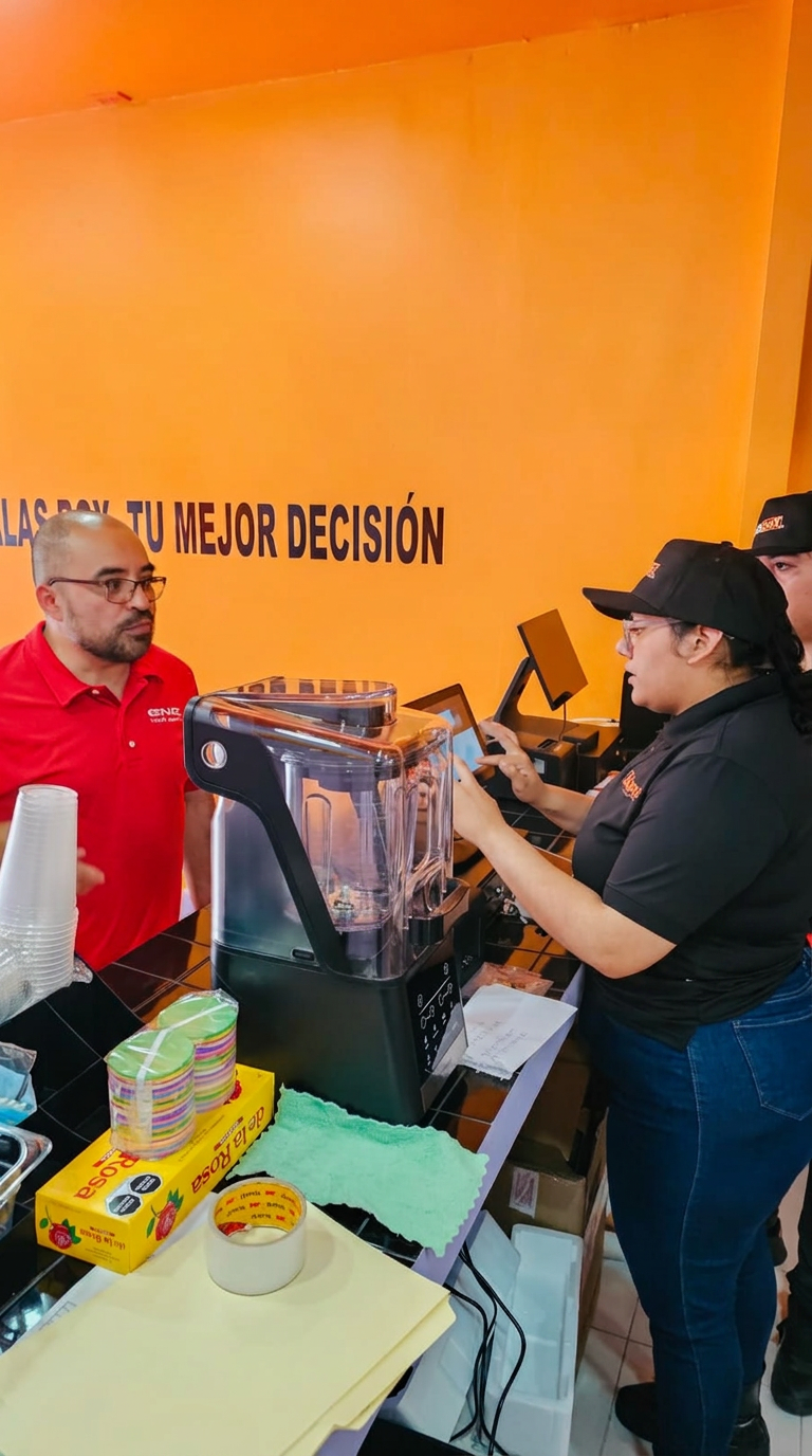 Clientes disfrutando alitas y boneless en una sucursal de Alas Box